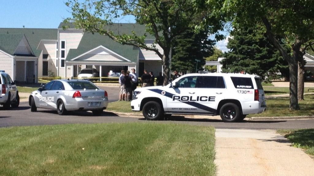 Suspects, 2 vehicles sought in Holland shooting